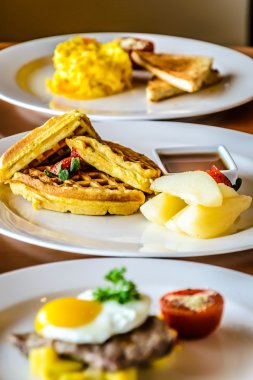 Sığır filetosu biftek kızarmış yumurta ile tepesinde ve patates, yumuşak pişmiş yumurta füme somon ile kahvaltı. Izgara domates ve buğday tost ile görev yaptı. Gözleme, tarçın Haşlanmış armut ile hizmet