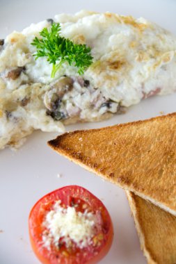 Beyaz yumurta omlet hazır tercihinize, domates, mantar, jambon, pastırma, peynir, soğan, biber ve acı biber ve sosis ile