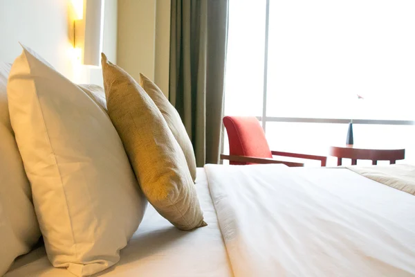 Almohadas en la cama en el dormitorio —  Fotos de Stock