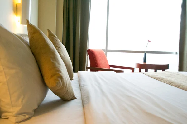 Almohadas en la cama en el dormitorio —  Fotos de Stock