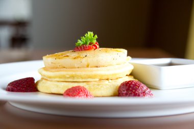 Karamelize ananas ve akçaağaç şurubu ile gözleme