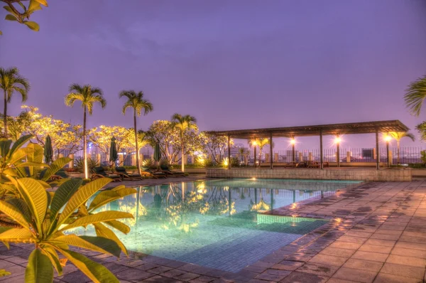 Piscina en la noche en Yakarta Indonesia —  Fotos de Stock