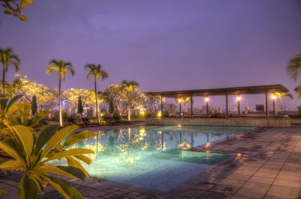 Piscina en la noche en Yakarta Indonesia —  Fotos de Stock