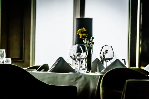 Cadre de table dans moderne contemporain Haute classe restaurant gastronomique intérieur — Photo