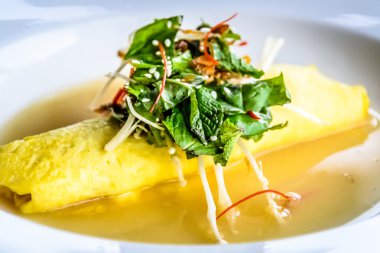 Sydney Crab omlet, Enoki mantar ve Herb salata, Miso hardal suyu