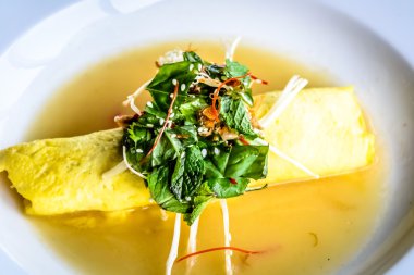 Sydney Crab omlet, Enoki mantar ve Herb salata, Miso hardal suyu