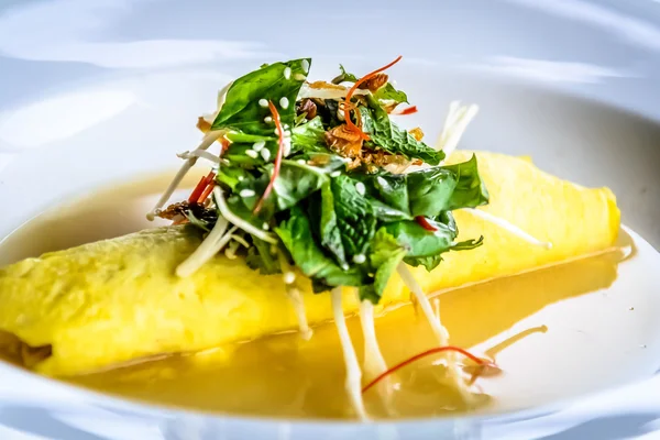 シドニー蟹オムレツ、えのき茸とハーブのサラダ、味噌マスタード スープ — ストック写真