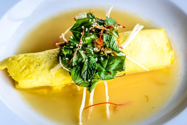 Sydney Crab Omelette, Cogumelo Enoki e Salada de Ervas, Caldo de Mostarda Miso — Fotografia de Stock