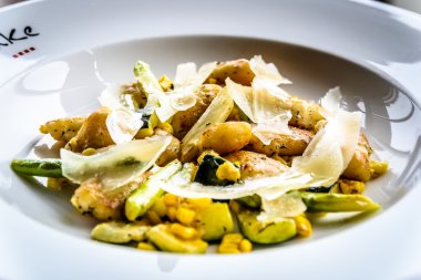 Tavada Gnocchi, Mısır, kuşkonmaz, Zuchini, Parmesan, kekik, trüf ve Verjuice soyunma.  