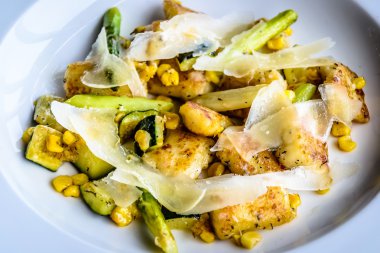 Tavada Gnocchi, Mısır, kuşkonmaz, Zuchini, Parmesan, kekik, trüf ve Verjuice soyunma.  