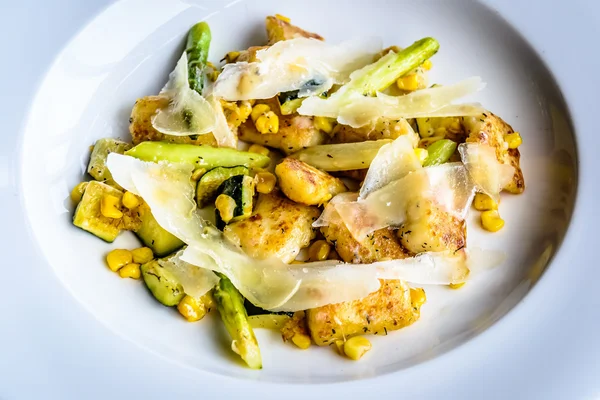 Tavada Gnocchi, Mısır, kuşkonmaz, Zuchini, Parmesan, kekik, trüf ve Verjuice soyunma.  