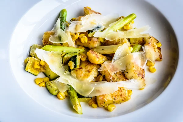Tavada Gnocchi, Mısır, kuşkonmaz, Zuchini, Parmesan, kekik, trüf ve Verjuice soyunma.  