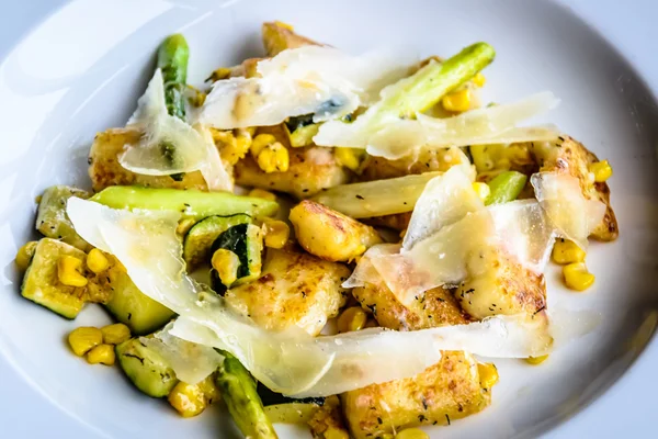 Tavada Gnocchi, Mısır, kuşkonmaz, Zuchini, Parmesan, kekik, trüf ve Verjuice soyunma.  