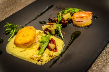 Pan katılaşmış tarak Polenta peynir ile güneş üzerinde kurutulmuş domates