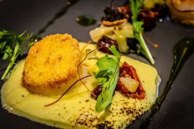 Pan katılaşmış tarak Polenta peynir ile güneş üzerinde kurutulmuş domates