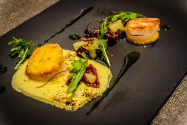 Pan katılaşmış tarak Polenta peynir ile güneş üzerinde kurutulmuş domates