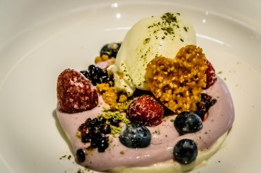 Dondurma tatlı ile yoğurt böğürtlen, ahududu ve mavi berry