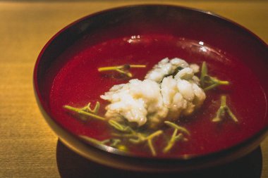 Japon çorbası olan wanomono bonito pul pul, taze balık ve genç yuzu.