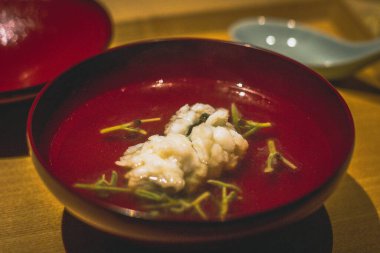 Japon çorbası olan wanomono bonito pul pul, taze balık ve genç yuzu.