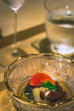 Aperatif, ahenkli kalamar, patlıcan, domates kökü, nilüfer kökü ve Fransız fasulyesi karışımı.,