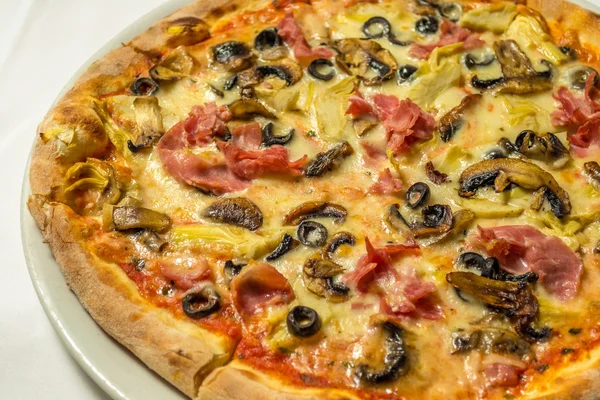 Włoska pizza z oliwkami — Zdjęcie stockowe