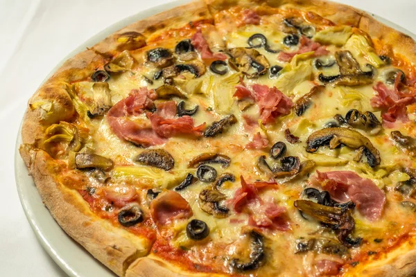 Pizza italienne aux olives — Photo