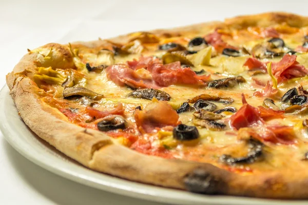 Pizza italiana com azeitonas — Fotografia de Stock