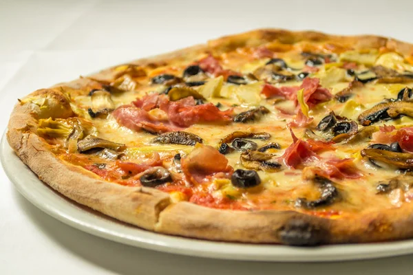 Pizza italiana con olive — Foto Stock