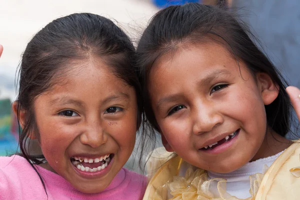 Dos chicas sonriendo en la cámara — Foto de Stock