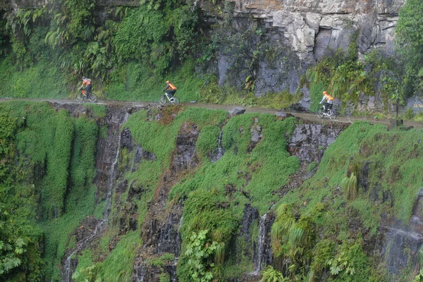 Cyklister ridning längs den smala vägen av död — Stockfoto