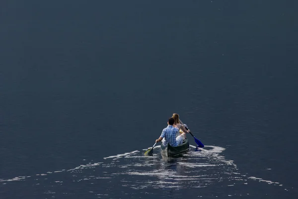 Casal de caiaque em lago calmo — Fotografia de Stock