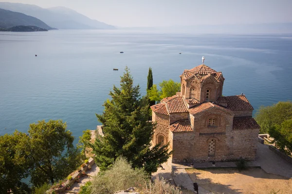 Церковь на вершине скалы на озере Охрид в Македонии — стоковое фото