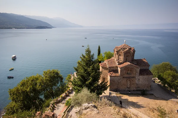 Церковь на вершине скалы на озере Охрид в Македонии — стоковое фото
