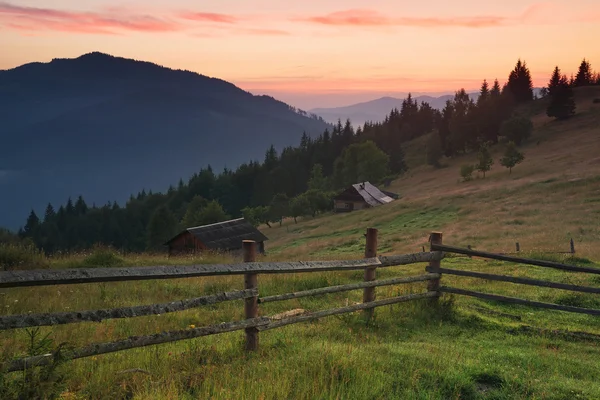 Гірський пейзаж в літній час — стокове фото