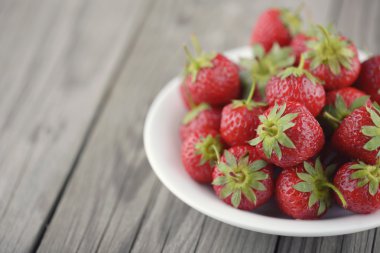 Eski ahşap arka plan üzerinde çilek