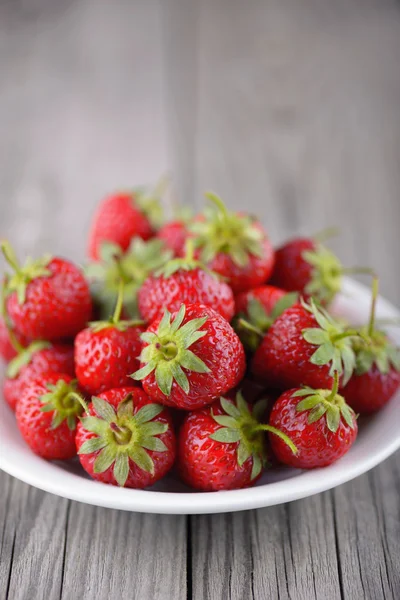 Erdbeere auf dem alten Holz Hintergrund — Stockfoto