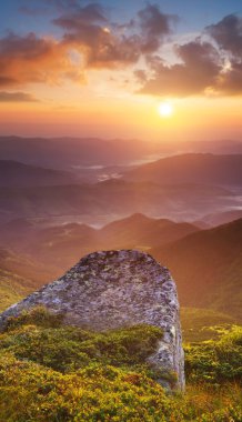 Yaz aylarında dağ manzarası