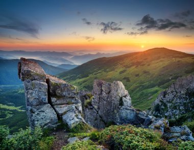 Yaz aylarında dağ manzarası