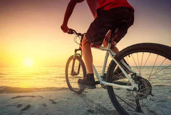 Concepto de deporte y vida activa en verano — Foto de Stock