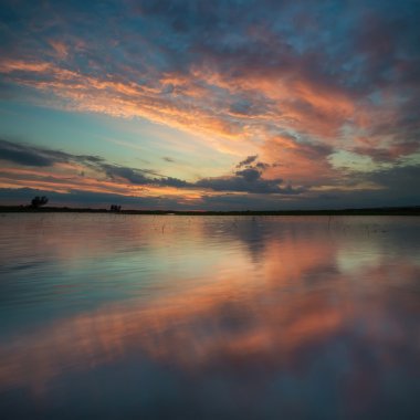 Göl ve su yüzeyinde yansıma