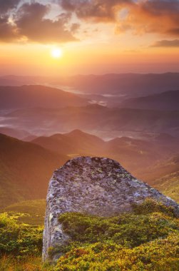 Dağ Vadisi günbatımı sırasında
