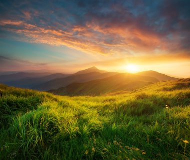 Gündoğumu sırasında dağ Vadisi 