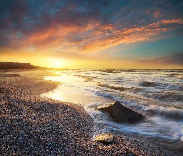 Riva del mare durante l'alba d'oro — Foto Stock