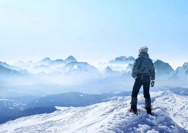 Kvinnan turist i snötäckta berg — Stockfoto