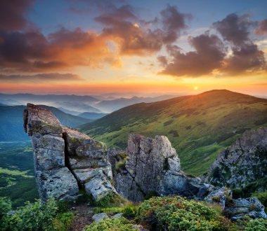 Yüksek dağ Vadisi kayalarda 