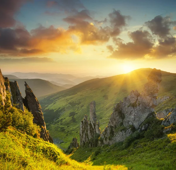 Vallée de montagne au lever du soleil — Photo