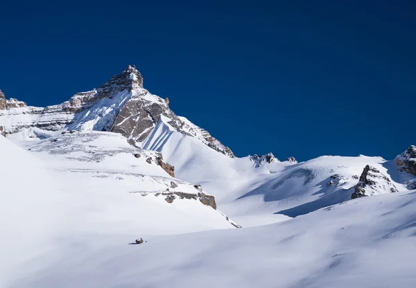 High mountains and clear sky — Stock Photo, Image