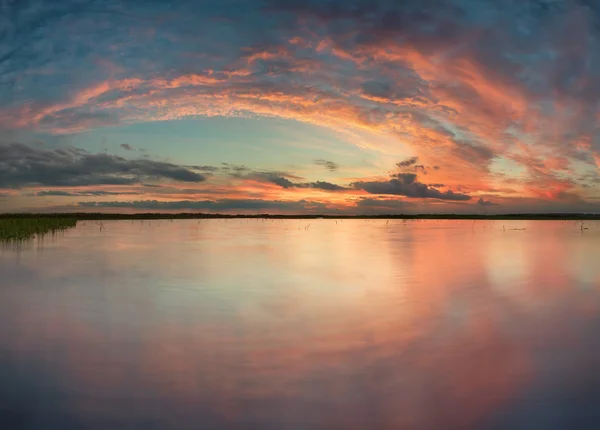 Matahari terbenam di danau di waktu musim panas — Stok Foto