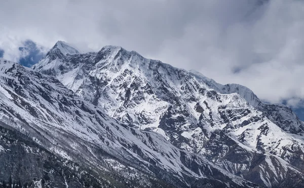 Höga berg i moln — Stockfoto