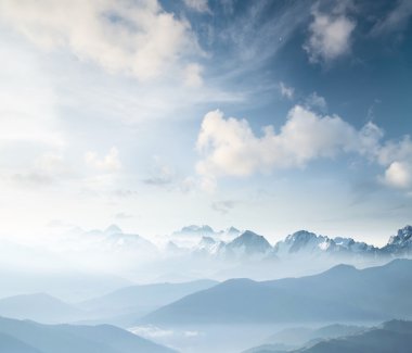 Gündoğumu sırasında tepelerde dağ Vadisi 